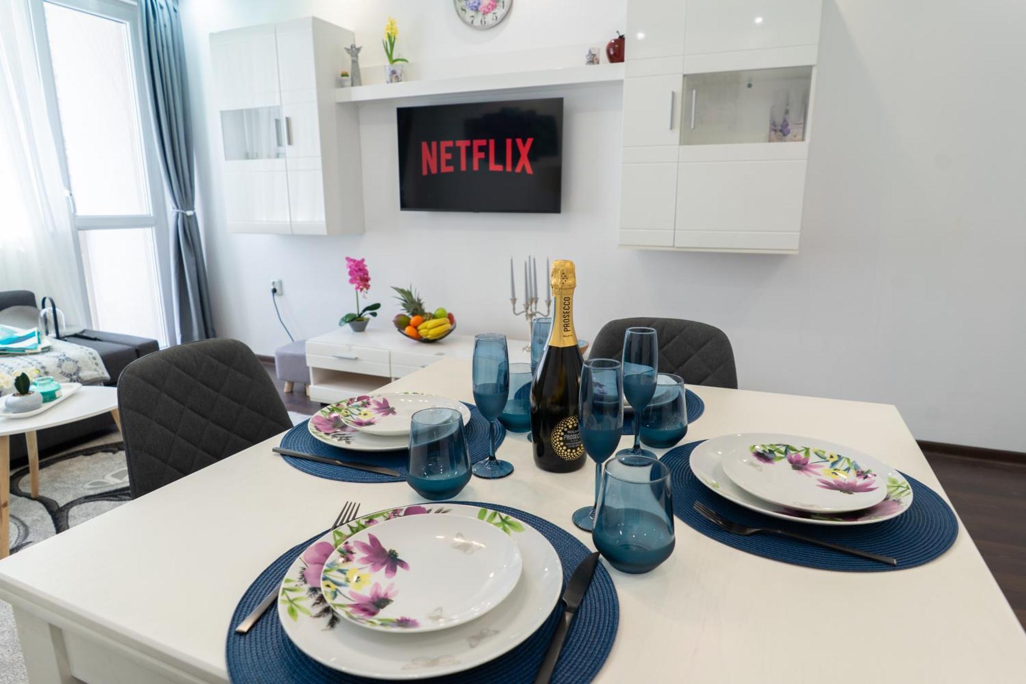Luxury 2 Bedroom In דירה *